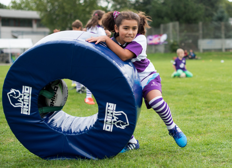 Rugbykid mit Donut. Foto: Leni Moretti